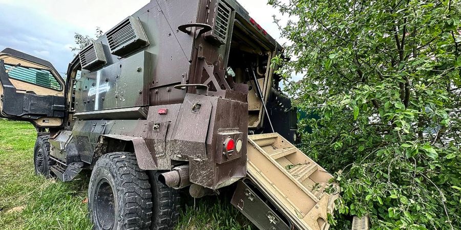 Auf diesem vom Telegrammkanal des Gouverneurs der Region Belgorod veröffentlichten Handout-Foto ist ein beschädigtes Militärfahrzeug zu sehen.