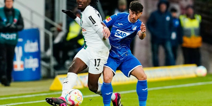 Gladbachs Manu Koné (l) soll im Visier des FC Liverpool sein.