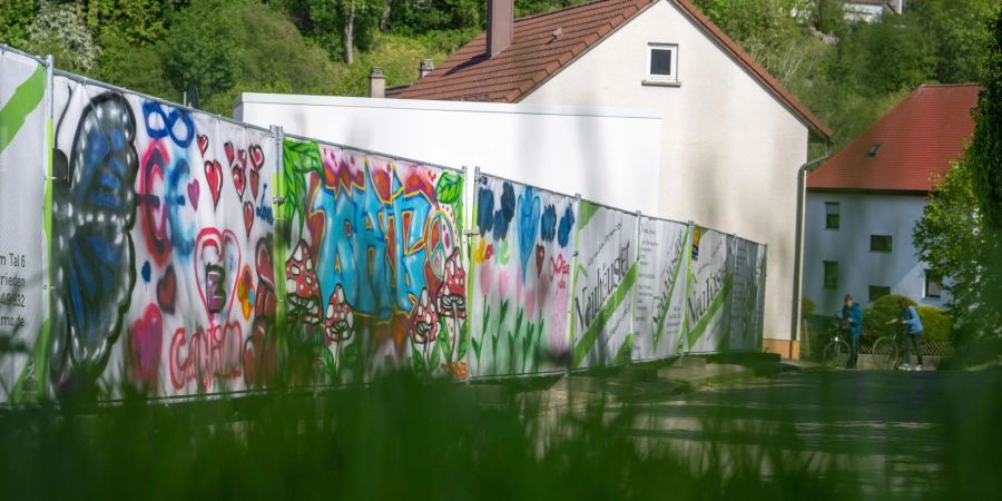 Hier stand einst eine Flüchtlingsunterkunft. Vor dieser soll ein Asylbewerber aus Eritrea zwei Mädchen mit einem Messer attackiert haben.