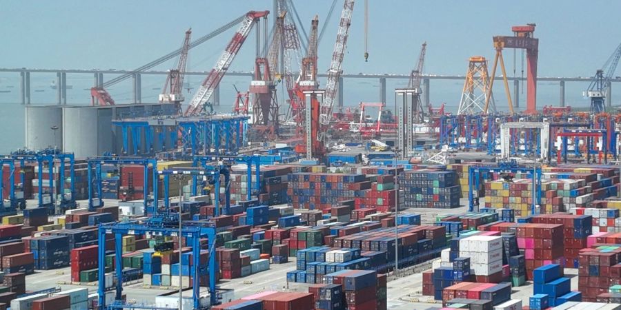 Schiffscontainer auf einem Dock am Hafen von Nantong in der ostchinesischen Provinz Jiangsu.