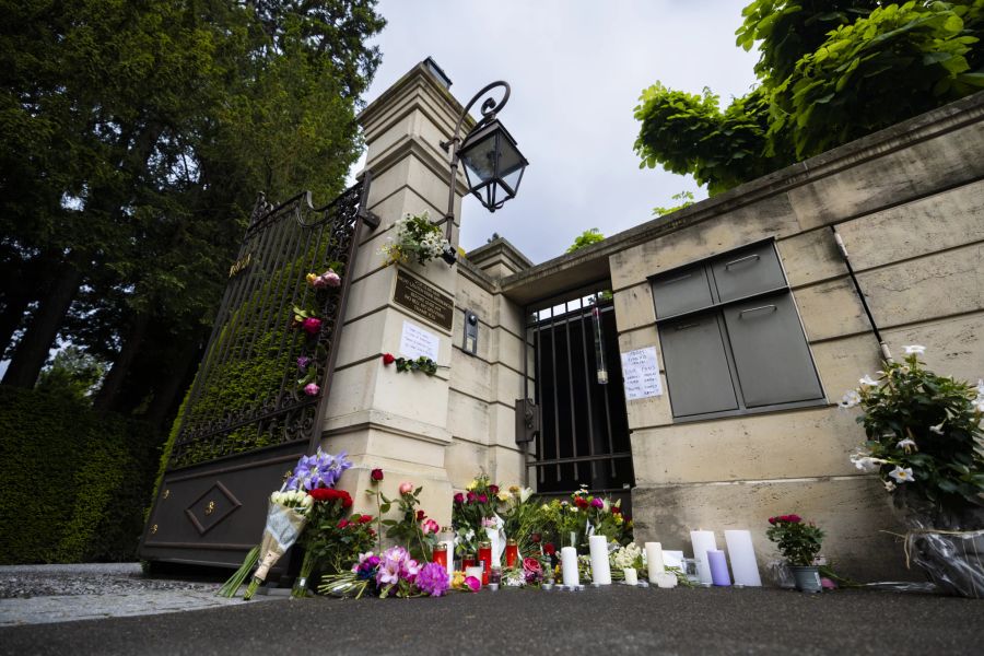 Fans legen Blumen und Kerzen vor Tina Turners Villa in Küsnacht nieder.