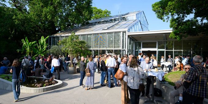 Die Eröffnung des neuen Tropenhauses im Botanischen Garten der Universität Basel zog ein grosses Publikum an. Viele Menschen vor einem Haus.