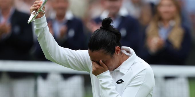 Ons Jabeur bricht nach der Niederlage im Wimbledon-Final in Tränen aus. Wimbledon