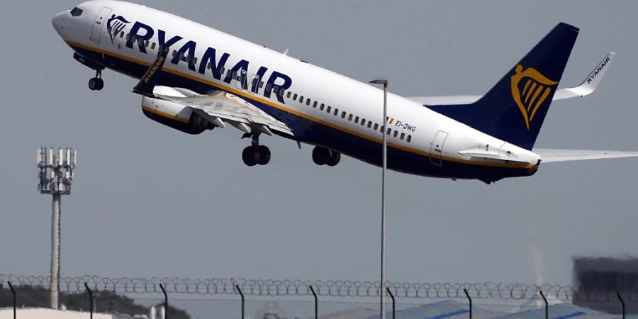 ARCHIV - Eine Ryanair-Maschine startet. Foto: Soeren Stache/dpa