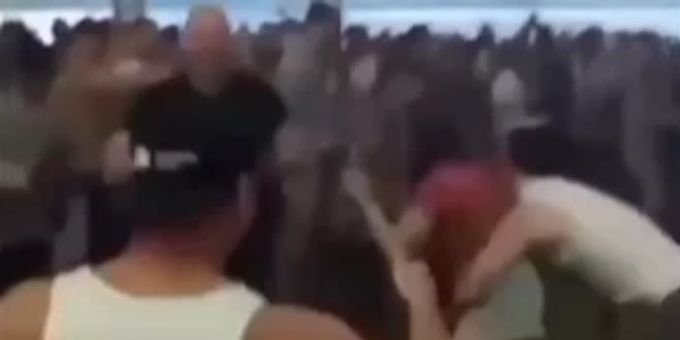 Schockierende Bilder: Ein Mann packt die junge Frau um die Hüfte und schmeisst sie zu Boden. Gewalt Junge Frau Dayrave