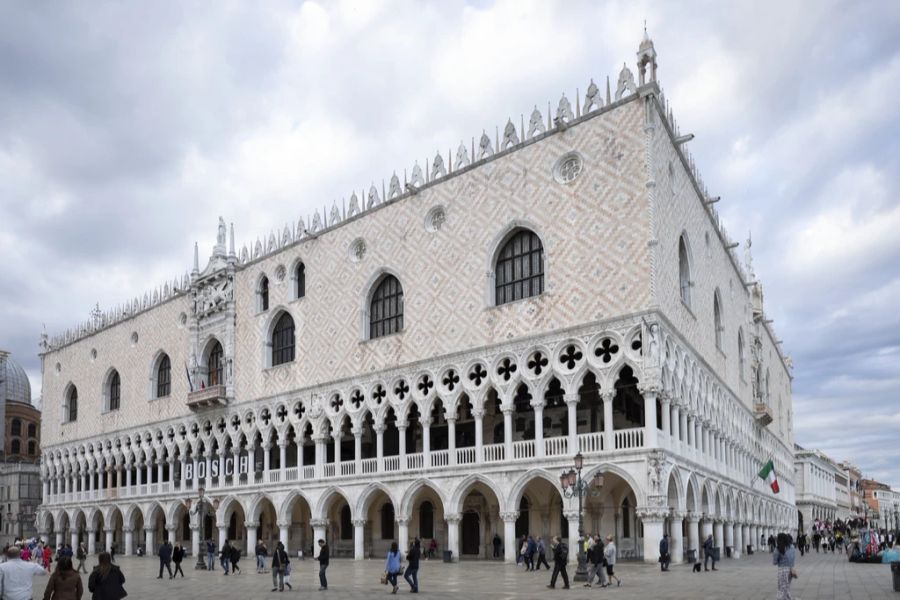 Für Wahrzeichen wie der Dogenpalast ist die Stadt Venedig bekannt.