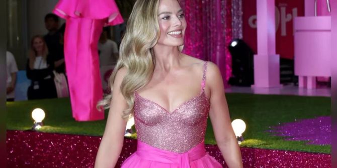 Margot Robbie in pink