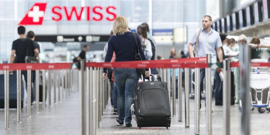 Eine Passagierin nervt sich – vor ihrem Flug hat die Fluggesellschaft Swiss das Handgepäck aller Passagiere gewogen. (Symbolbild)