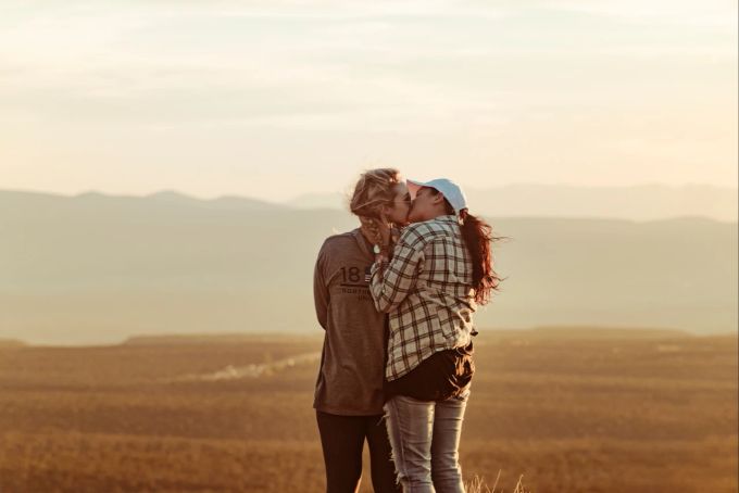 Krebs und Skorpion sind mitfühlende und emotionale Sternzeichen. Zwei Frauen küssen sich