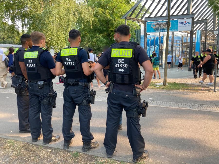 Immer öfters muss die Polizei einschreiten. Wie hier in einem Berliner Freibad.