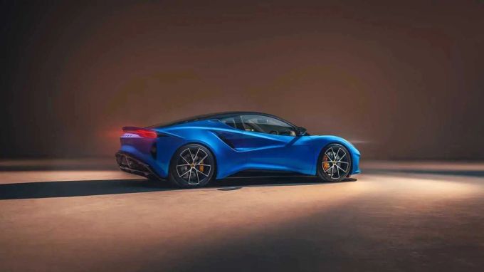 Tief im Heck des Lotus Emira verbirgt sich nun ein AMG-Motor 2023 Lotus Emira 360