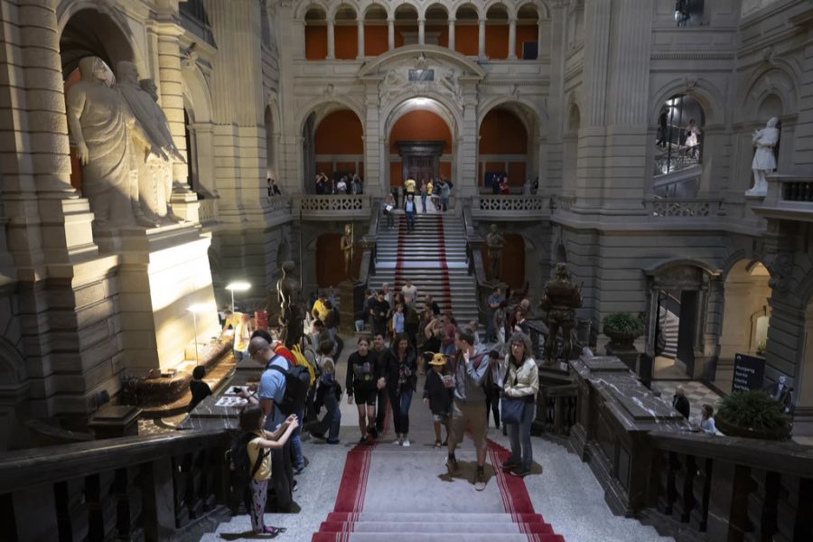 Besucher im Bundeshaus.