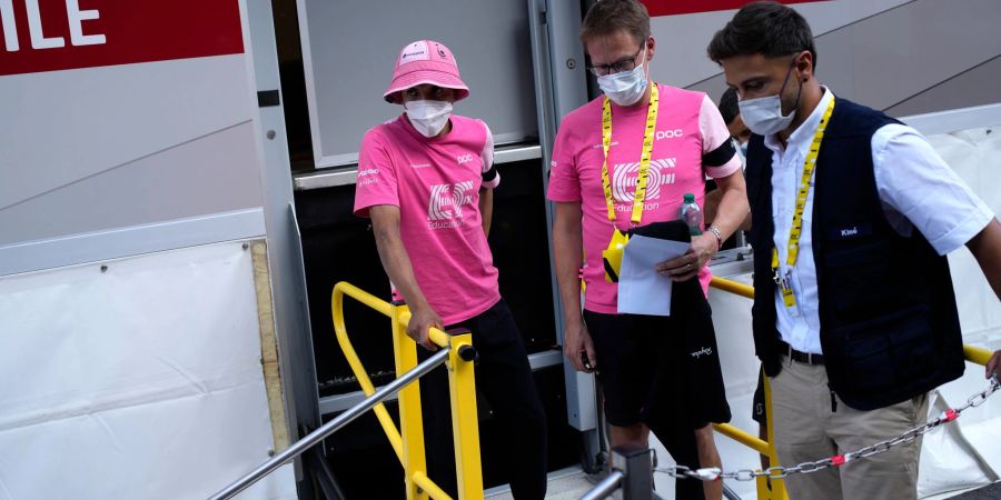 Für Olympiasieger Richard Carapaz (l) ist die Tour de France beendet.