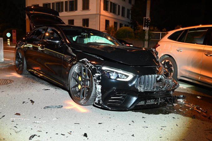 Durch die Wucht der Kollision wurde eines der Autos in einen Stromkasten geschleudert. Rapperswil Jona Unfall