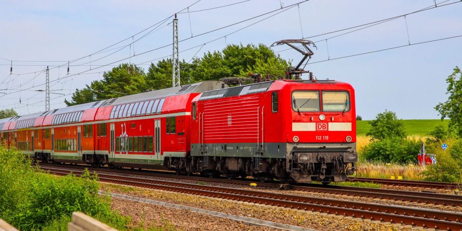 Ein Baby ist samt Kinderwagen für kurze Zeit alleine im Zug unterwegs gewesen.