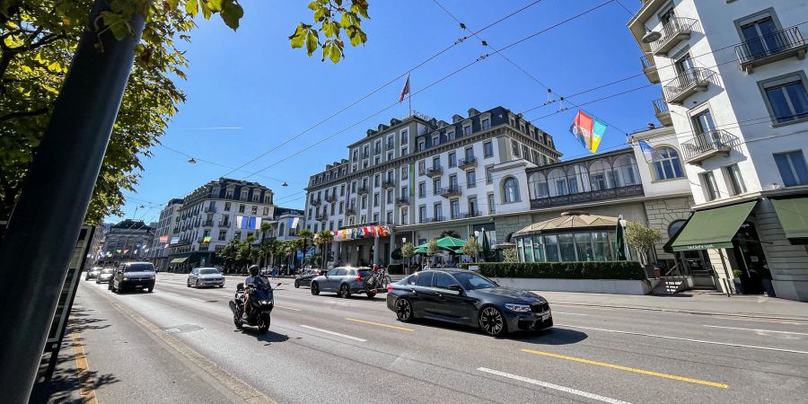 Verkehr vor dem Schweizerhof in der Stadt Luzern.