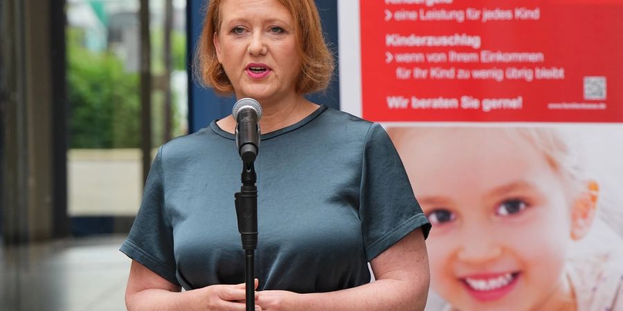 Lisa Paus (Bündnis 90/Die Grünen), Bundesministerin für Familie, Senioren, Frauen und Jugend, spricht nach ihrem Besuch bei der Familienkasse Berlin-Brandenburg vor dem Haus der Wirtschaft über die Plände der Bundesregierung.