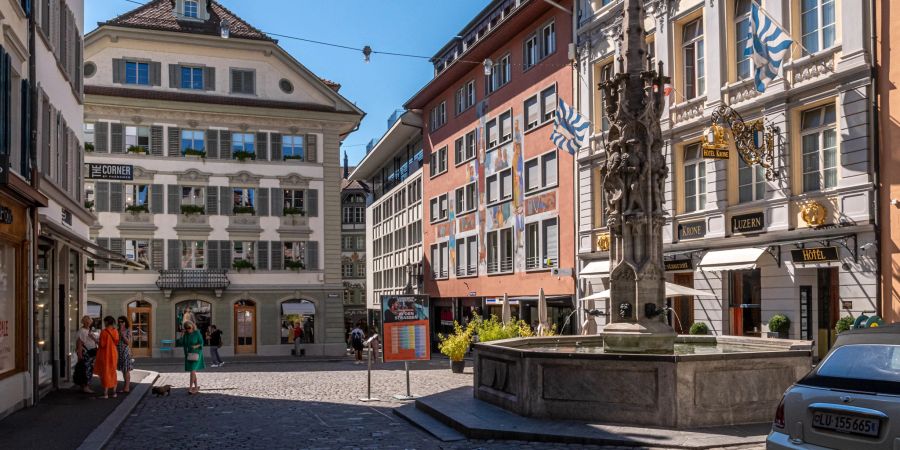 Der Weinmarkt-Brunnen in der Stadt Luzern.