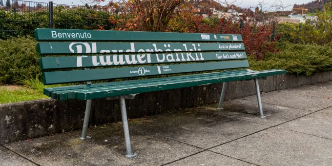 Ein Plauderbänkli bei der Ufschötti in der Stadt Luzern.