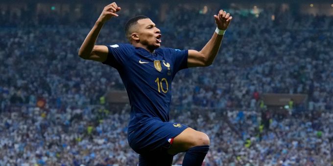 Kylian Mbappé könnte in Saudi-Arabien finanziell in ganz neue Sphären aufsteigen. Kylian Mbappé Saudi-Arabien