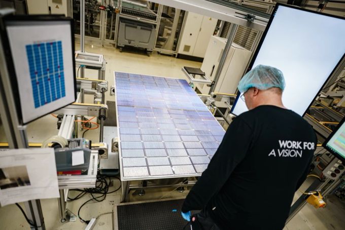 Ein Mann inspiziert Solarzellen von Meyer Burger in einer Fabrik. meyer burger fabrik usa