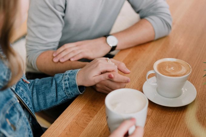 Zu einem persönlichen Treffen kommt es beim Love Scamming meist nicht. Baldige Treffen werden nur vorgegaukelt. Menschen halten Hände