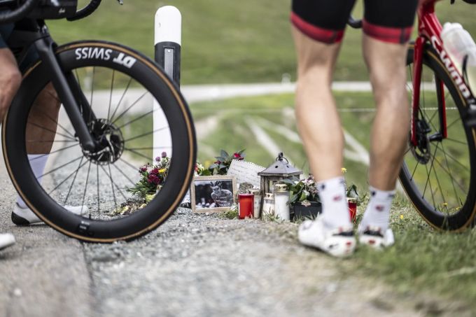 Radfahrer stehen am Unfallort des verunglückten Gino Mäder auf dem Albulapass. Mayk Wendt/KEYSTONE/dpa Unfallstelle Gino Mäder