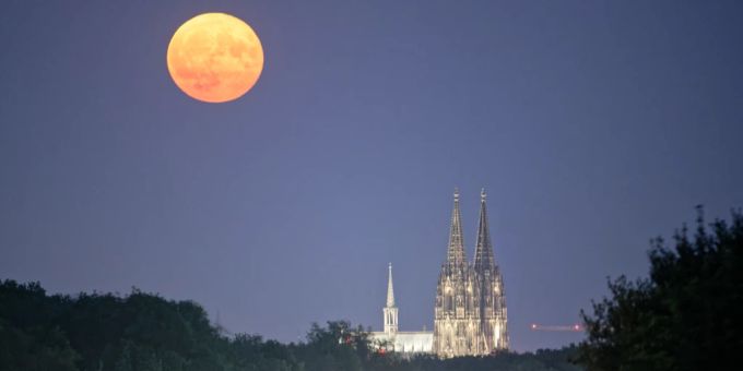 Der erste Supermond dieses Jahres Anfang Juli in Köln. supermond