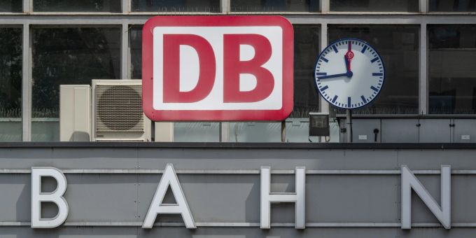 Das Logo der Deutschen Bahn hängt über dem Eingang zum Münchner Hauptbahnhof. Das Logo der Deutschen Bahn hängt über dem Eingang zum Münchner Hauptbahnhof.