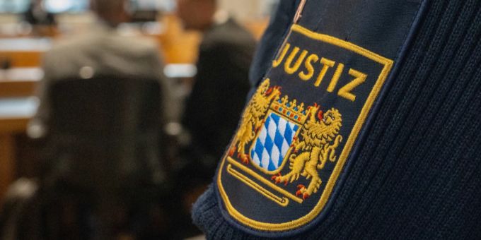 Ein Justizwachtmeister auf der Anklagebank beim Gerichtsprozess im April. jahre haft hepatitis skandal