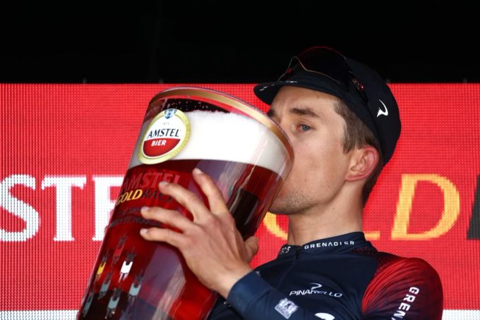 Michal Kwiatkowski feiert seinen Sieg des Amstel Gold Race am 10. April 2022 im niederländischen Valkenburg. amstel gold race