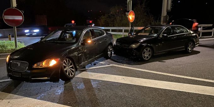Muttenz BL: Kollision zwischen zwei Personenwagen. Muttenz BL