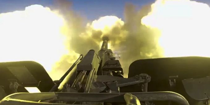 Auf diesem vom Pressedienst des russischen Verteidigungsministeriums veröffentlichten Videostandbild wird eine russische Haubitze während einer Militärübung auf einem Truppenübungsplatz in der Region Rostow abgefeuert. Foto: --/Russian Defense Ministry Press Service/AP/dpa Auf diesem vom Pressedienst des russischen Verteidigungsministeriums veröffentlichten Videostandbild wird eine russische Haubitze während einer Militärübung auf einem Truppenübungsplatz in der Region Rostow abgefeuert. Foto: --/Russian Defense Ministry Press Service/AP/dpa