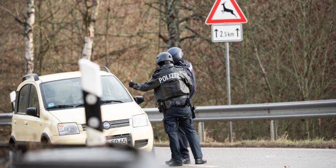 Polizeibeamte kontrollieren an einer Absperrung an der Kreisstrasse 22, rund einen Kilometer von dem Tatort entfernt, an dem zwei Polizeibeamte durch Schüsse getötet wurden, ein Auto. Zwei tote Polizisten in Kusel