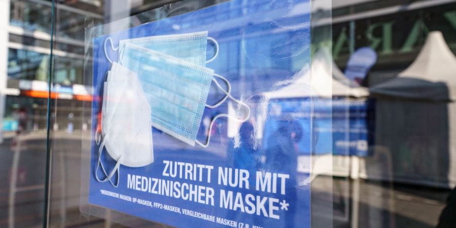 Die Maskenpflicht im Einzelhandel endet. Viele Verbraucher dürften beim Shoppen aber weiterhin eine Maske tragen.