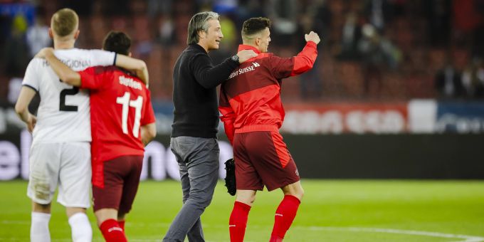 Granit Xhaka und Murat Yakin sprechen auf der Grussrunde der Schweizer Nati über seine Auswechslung. Granit Xhaka