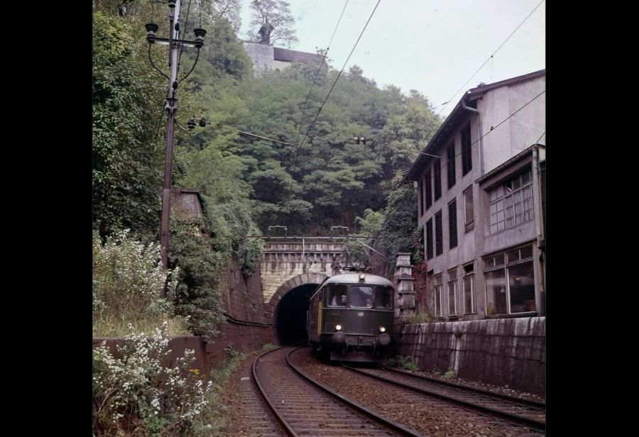 Zusammen mit der Spanischbrötlibahn wurde der Schlossbergtunnel eröffnet, der erste Eisenbahntunnel der Schweiz; seit 1965 dient der 80 m lange Tunnel kurz vor Baden aber dem Strassenverkehr, da die Bahnlinie anfangs der Sechzigerjahre in den Kreuzlibergtunnel verlegt wurde.