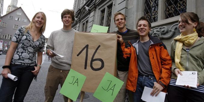 Mitglieder der Jusos und der Jungen Grünen werben vor dem Zürcher Ratshaus für das Stimmrechtsalter 16 am Montag, 18. Juni 2007. Stimmrechtsalter 16