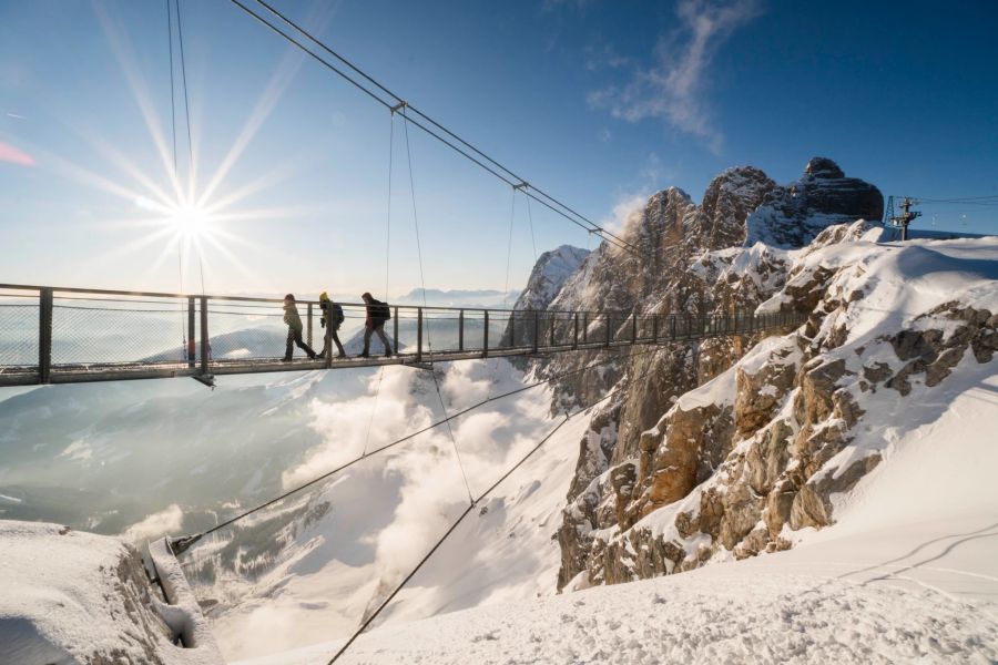 Hängebrücke Berge Schnee Menschen