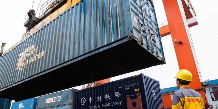 Ein Container wird am Nordbahnhof von Changsha verladen. Foto: Chen Sihan/XinHua/dpa