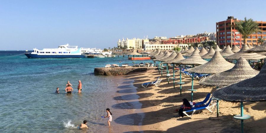 Badesachen eigepackt und los geht es: Urlauber am Strand von Hurghada können derzeit mit mehr als 20 Grad Wassertemperatur rechnen.