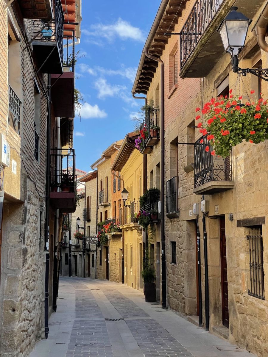 Gasse Steinhäuser Balkone Blumen eng Mittelalter Spanien