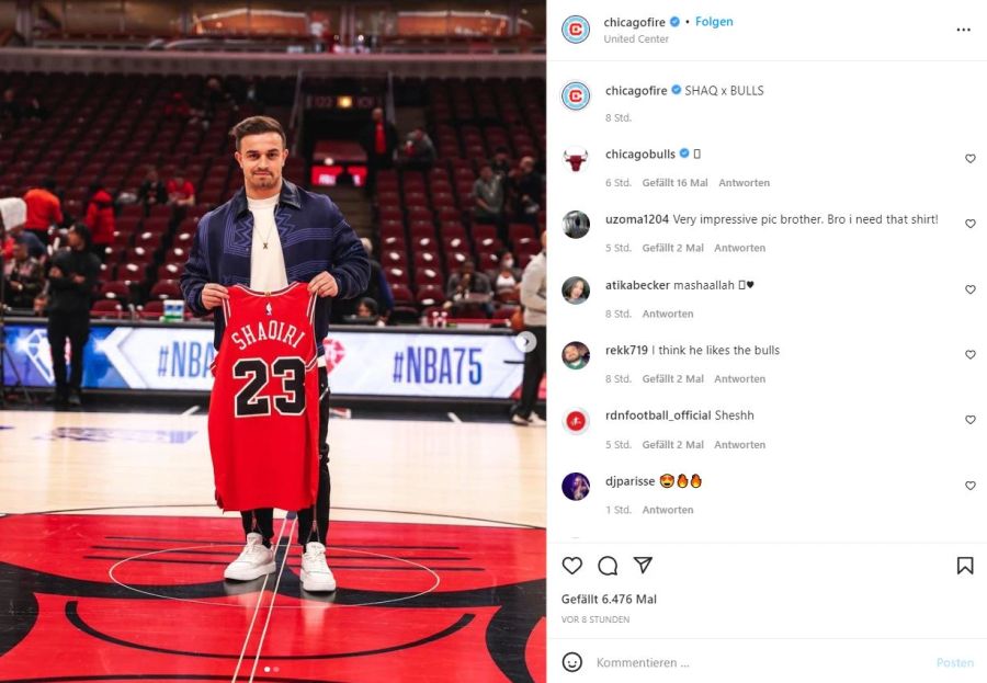 Xherdan Shaqiri erhält von den Chicago Bulls ein Trikot.