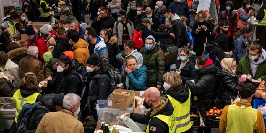 Freiwillige verteilen Essen am Berliner Hauptbahnhof