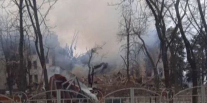 Ukraine-Krieg - Zu Notunterkunft umfunktioniertes Theater bombardiert