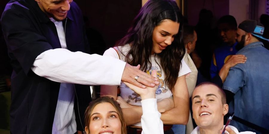 Devin Booker und Kendall Jenner (oben) mit Hailey und Justin Bieber beim Super Bowl.