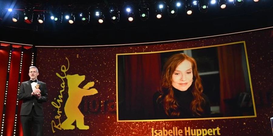 Regisseur Laurent Larivière hat den Preis stellvertretend für Schauspielerin Isabelle Huppert entgegengenommen. Sie wurde per Video zugeschaltet. Foto: Monika Skolimowska/dpa