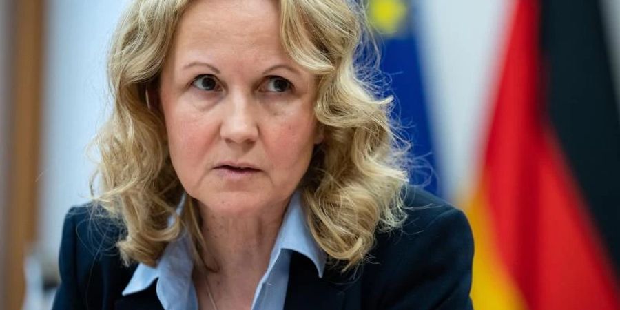 Vor dem Hintergrund des aktuellen Bieterstreits um die Schufa hat Bundesverbraucherschutzministerin Steffi Lemke (Grüne) mehr Transparenz bei der Wirtschaftsauskunftei gefordert. Foto: Bernd von Jutrczenka/dpa