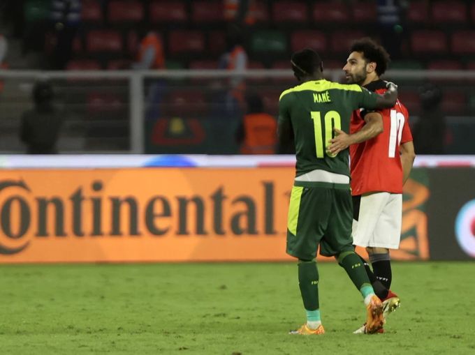 Nach dem Final des Afrika-Cup tröstet Sadio Mané Mo Salah. afrika-cup