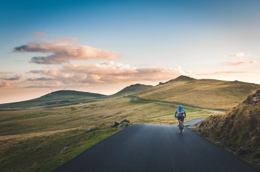 Radfahrer in Landschaft